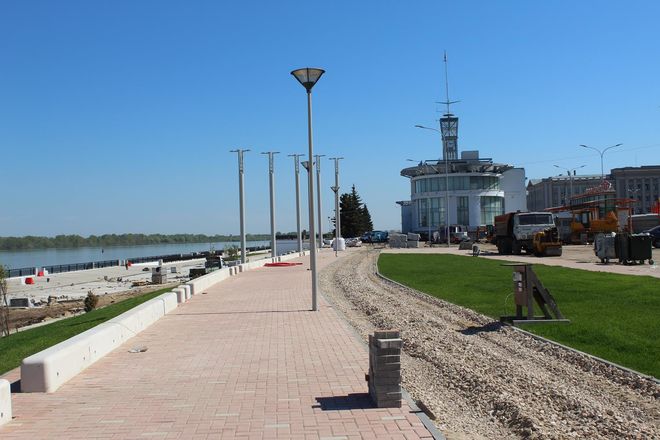 За синим забором: реконструкция Нижне-Волжской набережной близится к завершению (ФОТО) - фото 33
