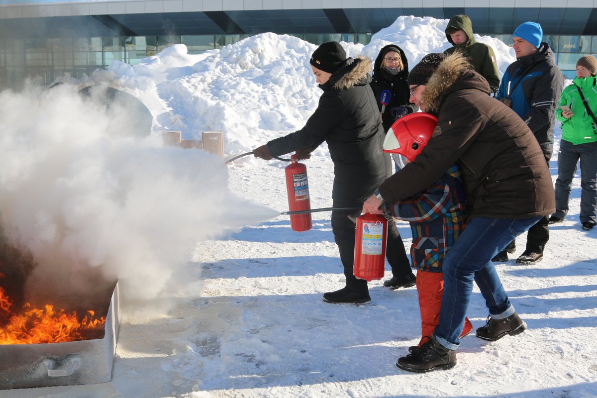 Условный пожар и силовое многоборье: спасатели устроили для нижегородцев спортивный праздник - фото 1