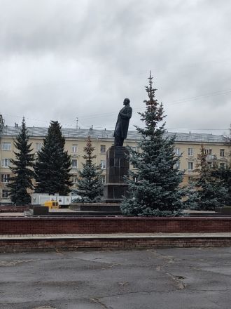 Памятник Ленину накренился в Сарове - фото 2