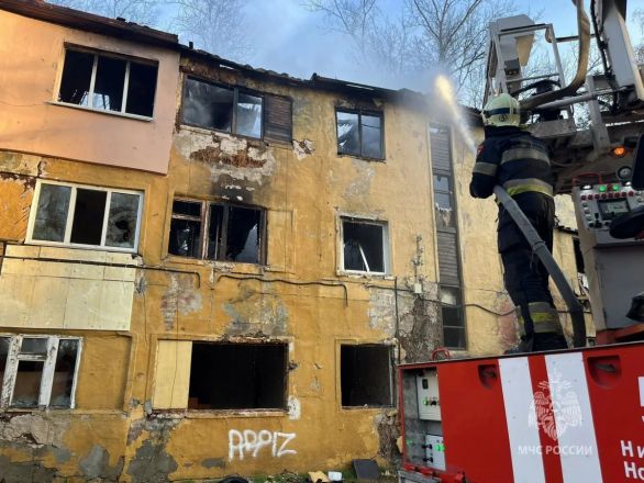 Появились фотографии с места крупного пожара в трехэтажке в Нижнем Новгороде - фото 3