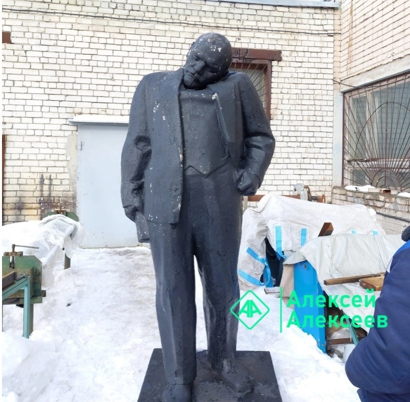 Памятник Ленину &laquo;сломал шею&raquo; на территории дзержинского завода - фото 1