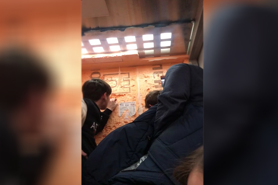 Шестеро взрослых и двое детей больше часа не могли выйти из лифта в ЖК «Новая Кузнечиха»