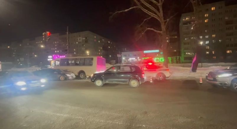 Легковушка протаранила автобус в Нижнем Новгороде - фото 1