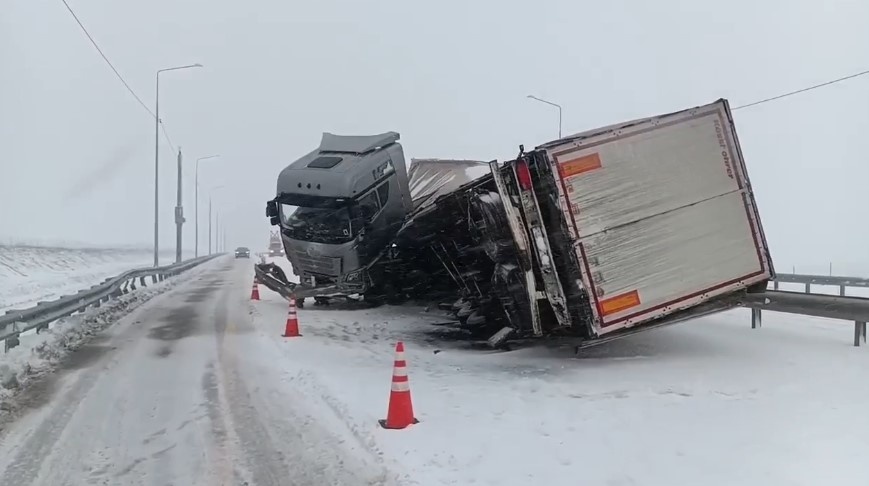 Водитель фуры пострадал в ДТП на трассе М-12 в Нижегородской области - фото 1