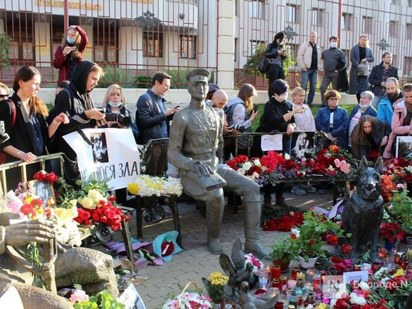 Траурная процессия с портретами Славиной  прошла мимо здания нижегородского МВД (фото) - фото 13