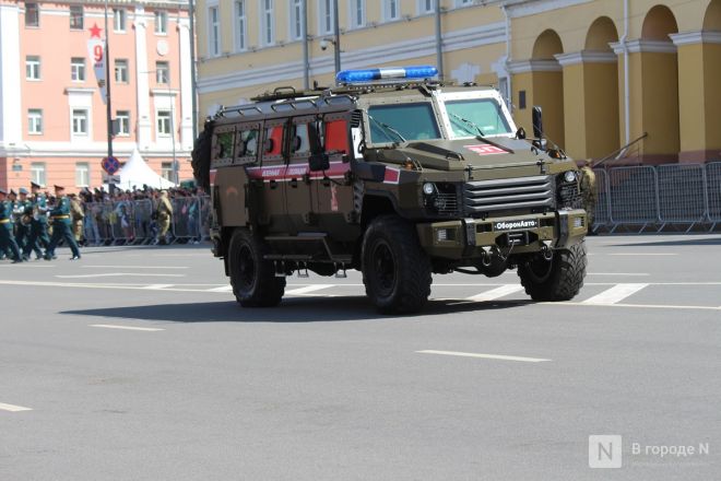 Фоторепортаж: парад в честь 80-й годовщины Победы прошел в Нижнем Новгороде - фото 209