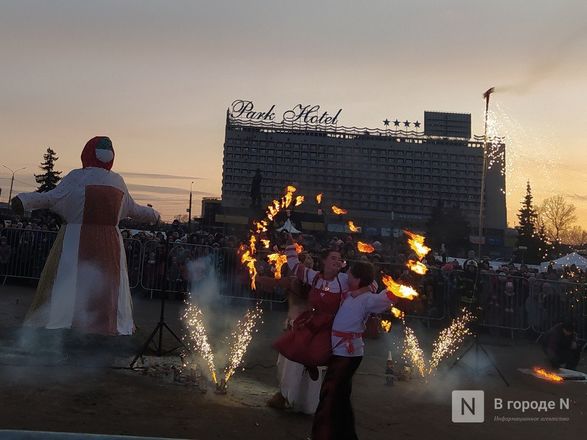Фаер-шоу и казачьим хором проводили зиму на Нижегородской ярмарке - фото 12