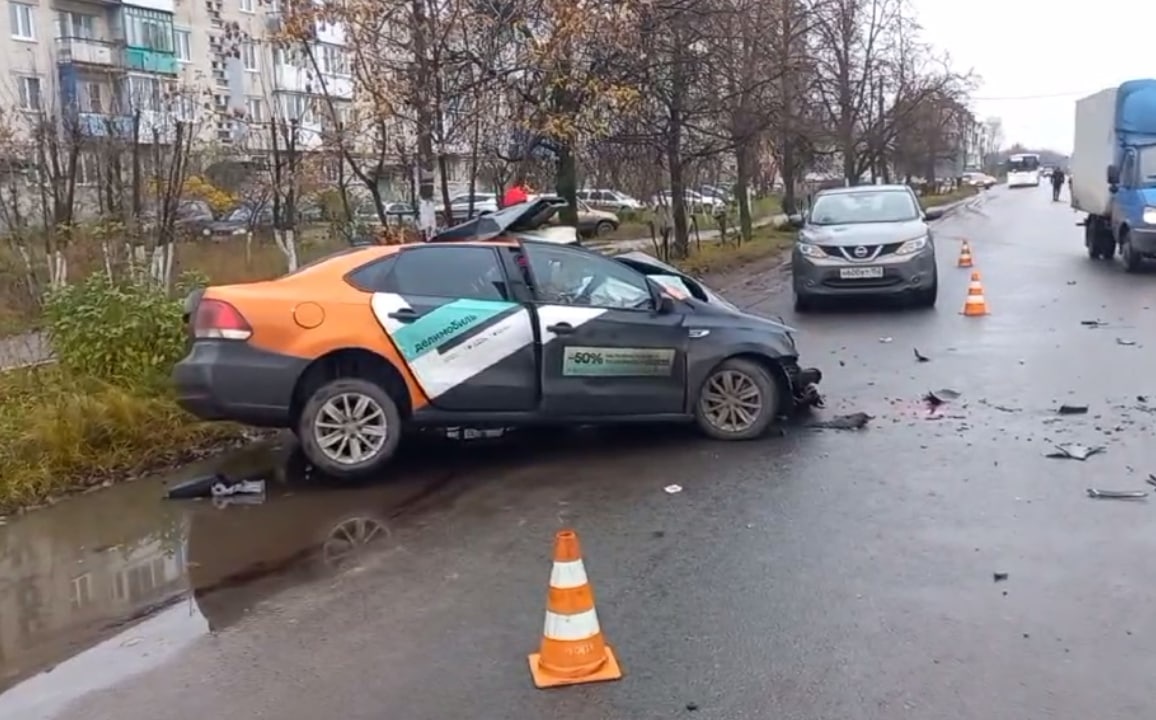 Авария с автомобилем каршеринга и КамАЗом произошла в Дзержинске - фото 1