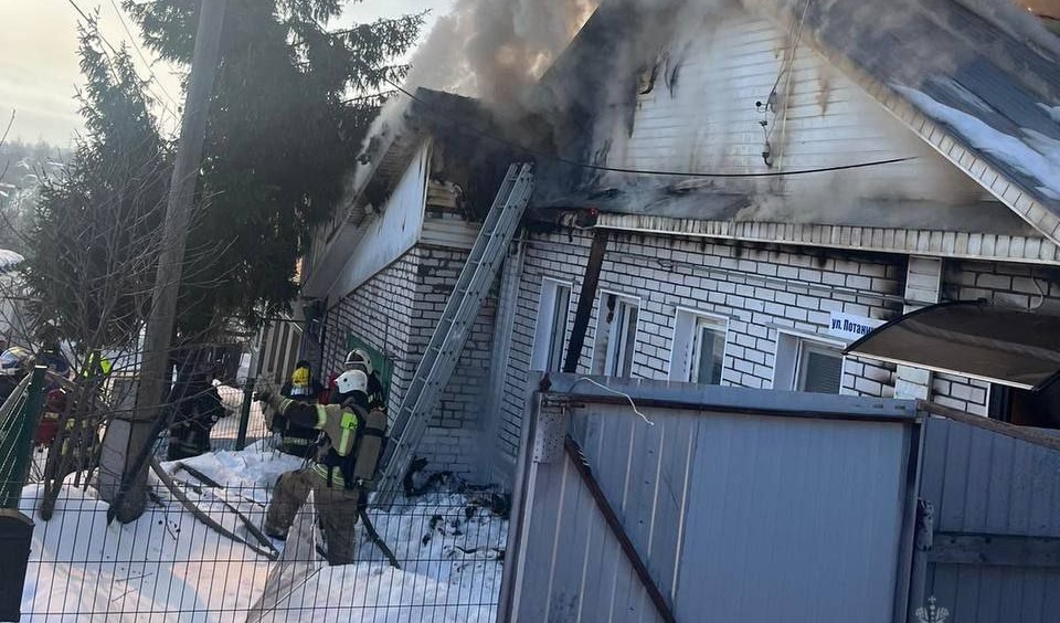 Частный дом горит на улице Потаниной в Ляхове в Нижнем Новгороде - фото 1