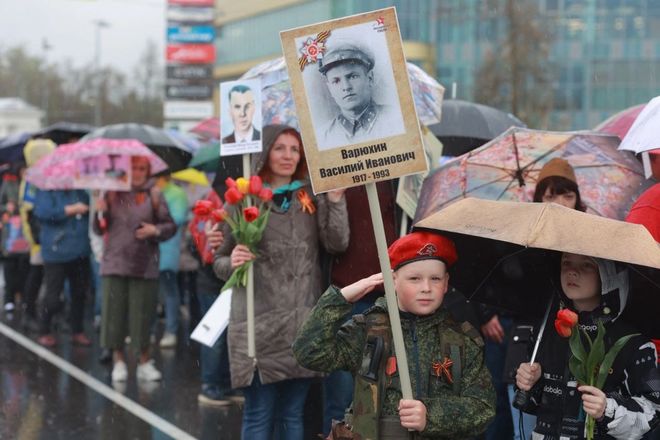 Более 20 тысяч дзержинцев возложили цветы к Вечному огню в День Победы - фото 3
