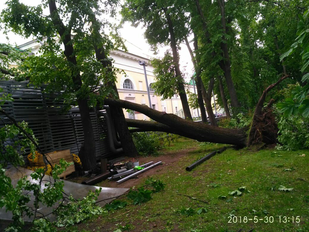 Нижний новгород буря. Ураган потрепавший Нижегородский Кремль. С Нижегородского Кремля сорвало крышу. Последствия урагана в Кемле. Нижний Новгород ураган фото.