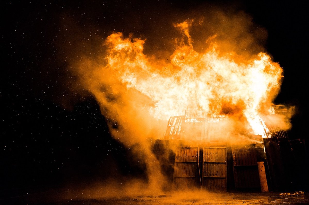 Большой частный дом сгорел на улице Слобода Подновье в Нижнем Новгороде - фото 1