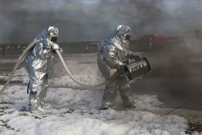 Сотрудники МЧС потушили условное возгорание самолета в нижегородском аэропорту - фото 5