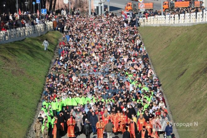 Шли Крестным ходом и ели гигантский кулич: как прошла Пасха в Нижнем Новгороде — фоторепортаж - фото 10