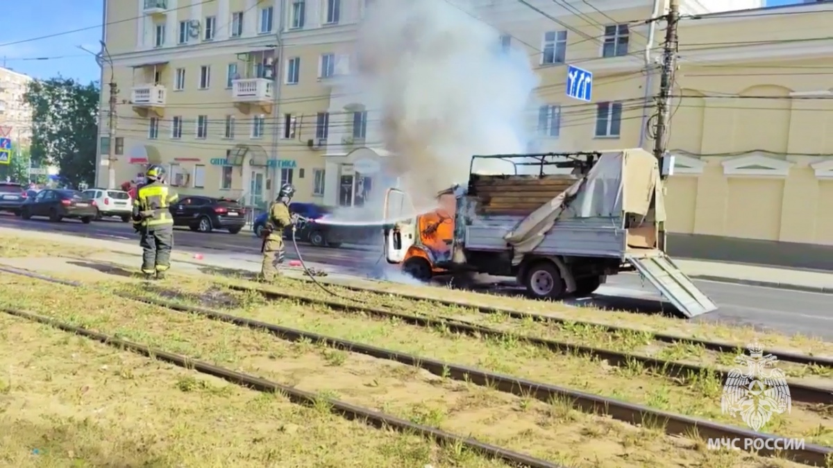 Грузовик сгорел на улице Октябрьской Революции в Нижнем Новгороде - фото 1