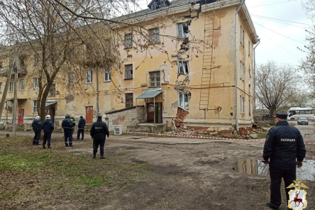 Полицейские дежурят у треснувшей трехэтажки в Балахне: фото с места событий