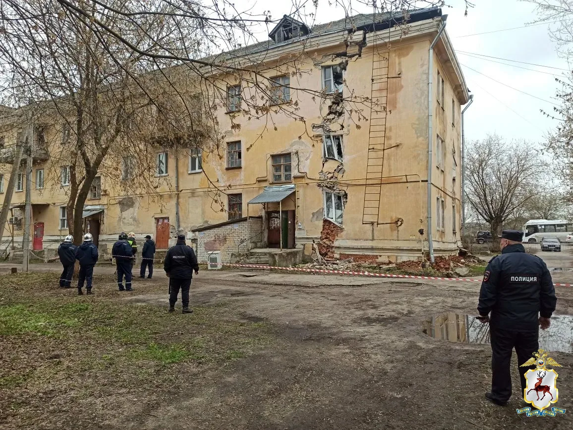 Названа предварительная причина появления гигантской трещины на доме в Балахне - фото 1