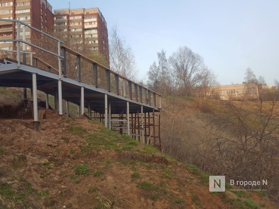 Вандалы испортили конструкции смотровой площадки в Лопатинском овраге - фото 1