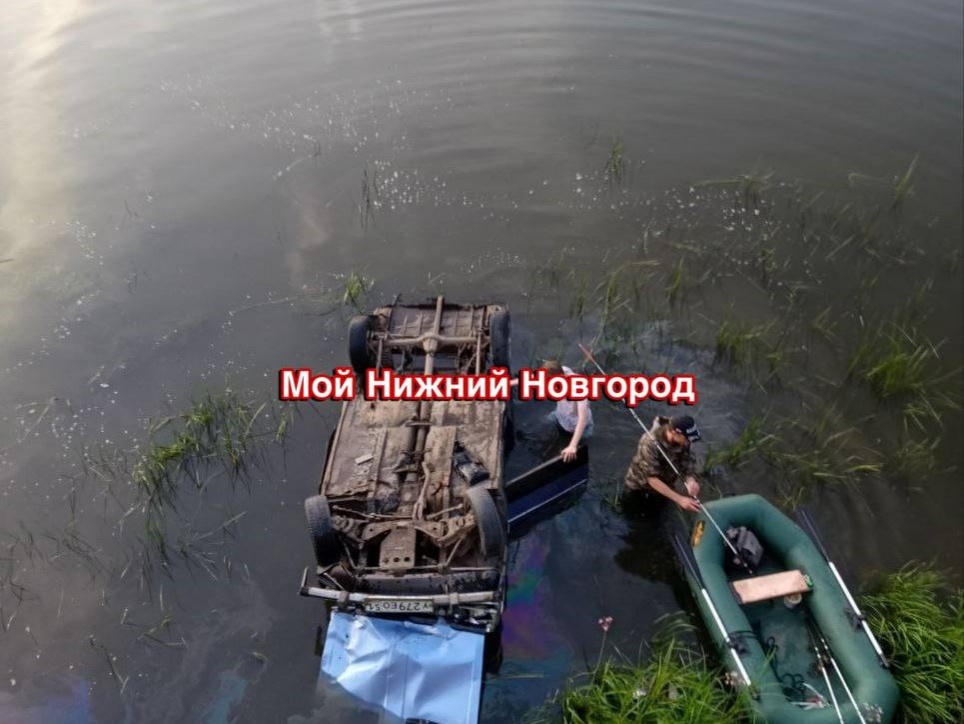 Легковушка улетела в реку у Молитовского моста из-за дрифта - фото 1