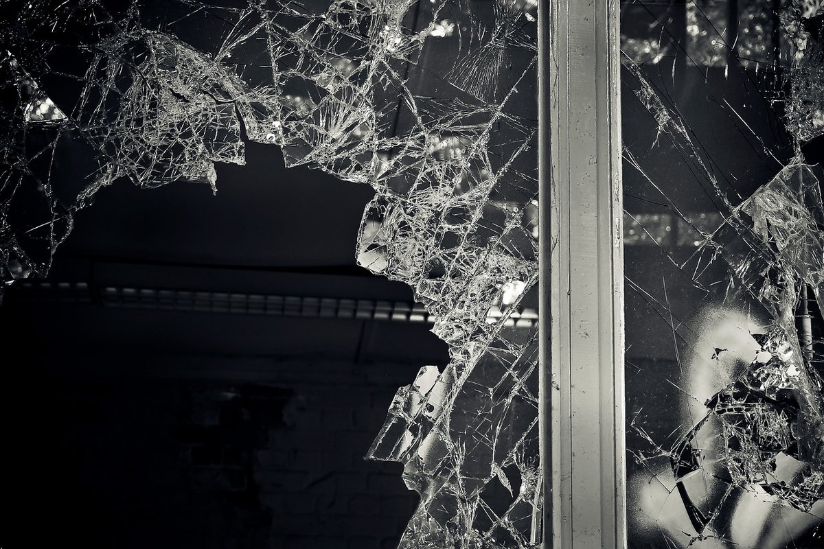 Арзамасец не смог поговорить с бывшей и разбил ее окна камнями - фото 1