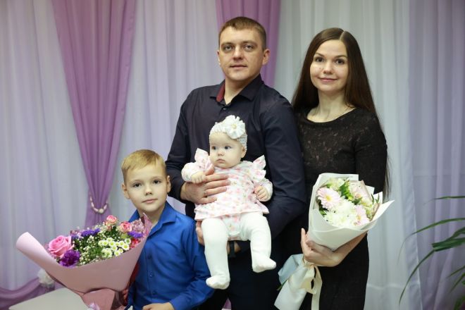 Глава Дзержинска поздравил семьи с новорожденными детьми - фото 2