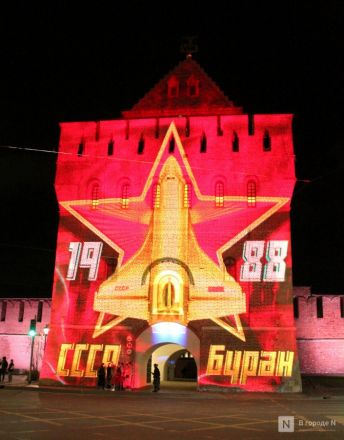 Космическое световое шоу увидели нижегородцы на башне кремля - фото 2