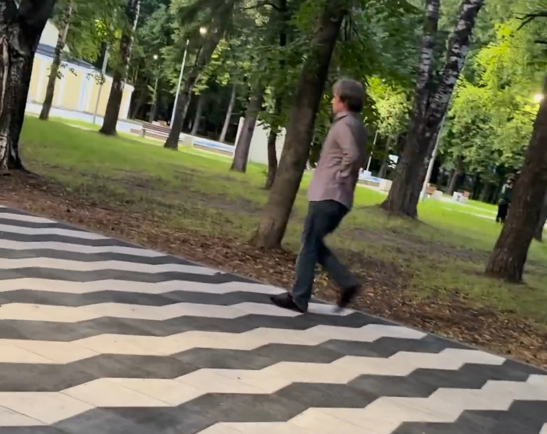 Снимавший с себя штаны мужчина напугал жителей Заволжья - фото 1