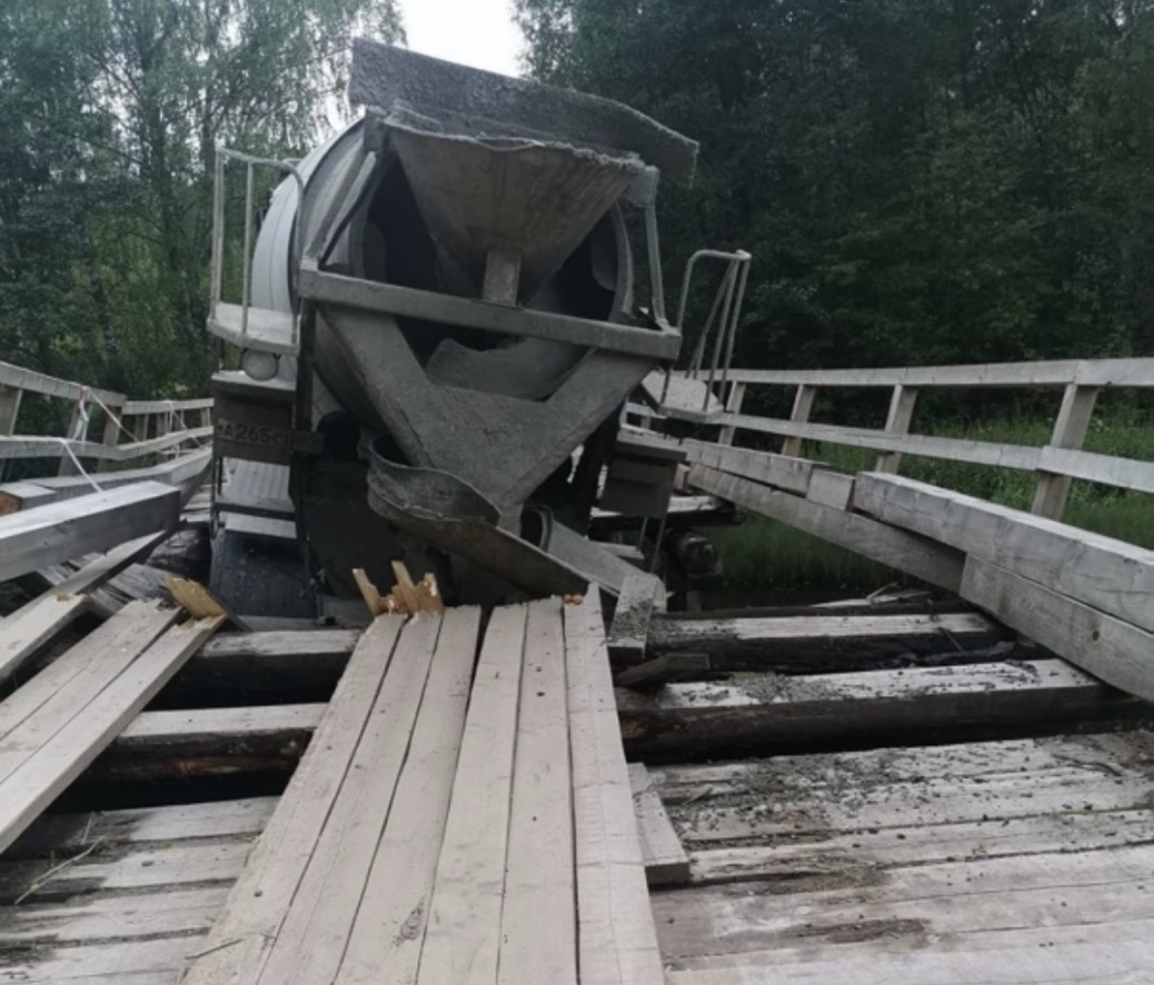 Мост провалился под бетономешалкой в Воскресенском районе  - фото 1