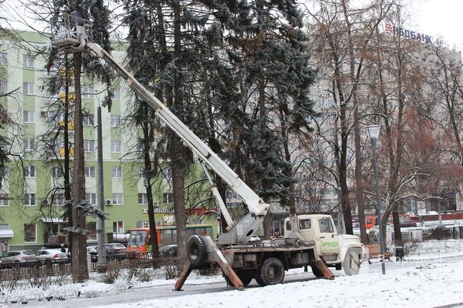 Новогоднюю елку установили на площади Горького в Нижнем Новгороде - фото 7