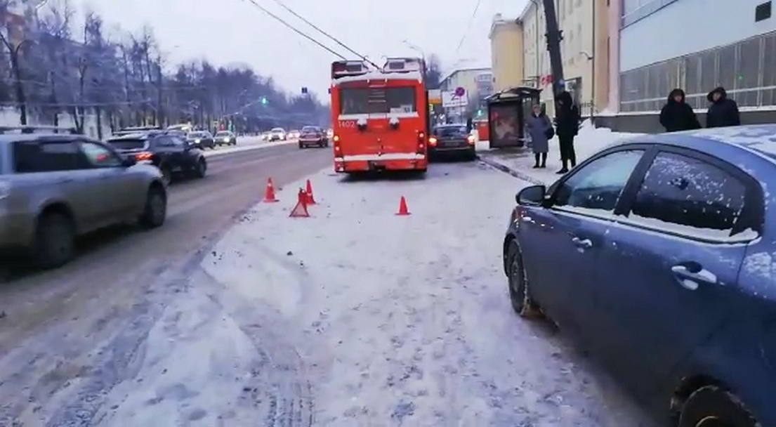 Иномарка наехала на выходившего из троллейбуса пассажира на остановке в Нижнем Новгороде - фото 1