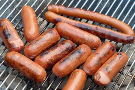 Росконтроль назвал марки опасных для здоровья сосисок