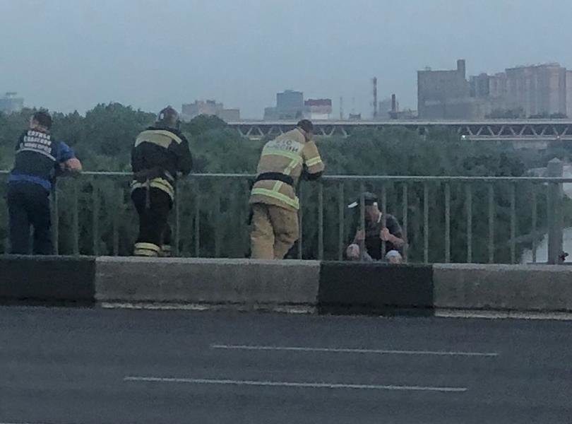 Нижегородские спасатели отговорили молодого человека прыгать с моста - фото 1