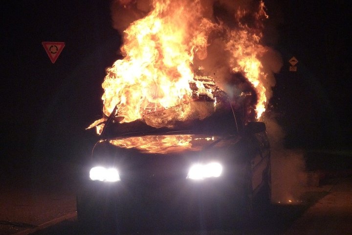 Подросток из Сормова сжег автомобиль, который не смог купить - фото 1