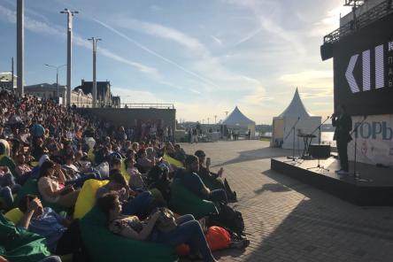 Анатолий Белый и Екатерина Шпица читали для нижегородцев стихи на берегу Волги (ВИДЕО)