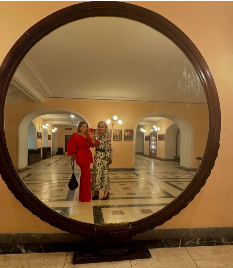Нижегородская актриса Пегова порадовала фанатов красным нарядом - фото 1