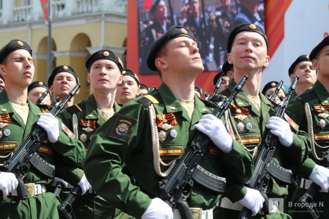 Фоторепортаж: парад в честь 80-й годовщины Победы прошел в Нижнем Новгороде - фото 262