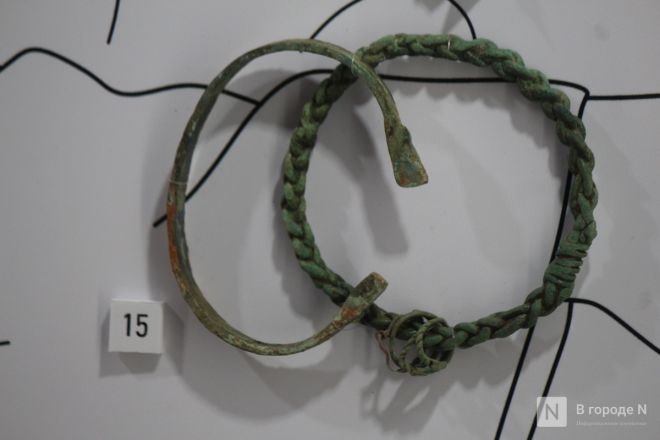 Монеты, украшения и боевые топоры: фоторепортаж с выставки археологических находок в Нижнем Новгороде - фото 45