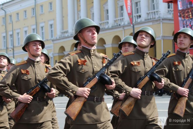 Фоторепортаж: парад в честь 80-й годовщины Победы прошел в Нижнем Новгороде - фото 71