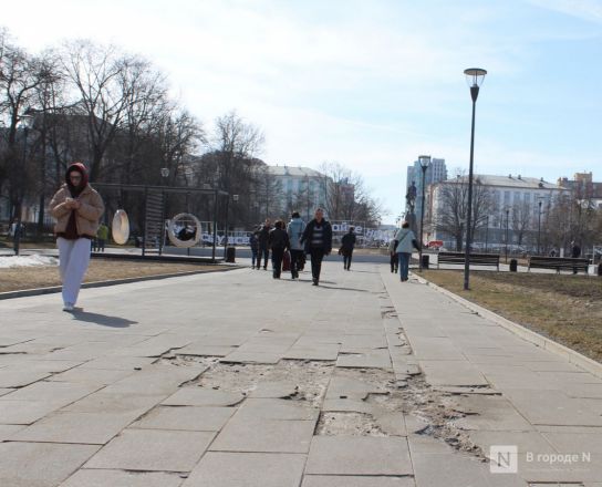 Трещит по швам: как выглядит центр Нижнего Новгорода после аномальной зимы — фоторепортаж - фото 99