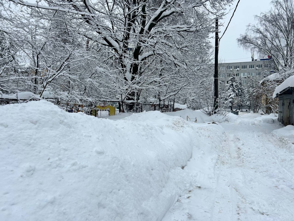 Утонули в сугробах: фоторепортаж с улиц Нижнего Новгорода после снежного апокалипсиса - фото 2