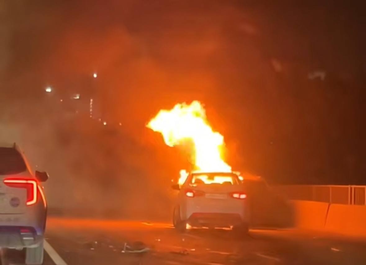 Автомобиль загорелся на ходу на Молитовском мосту в Нижнем Новгороде