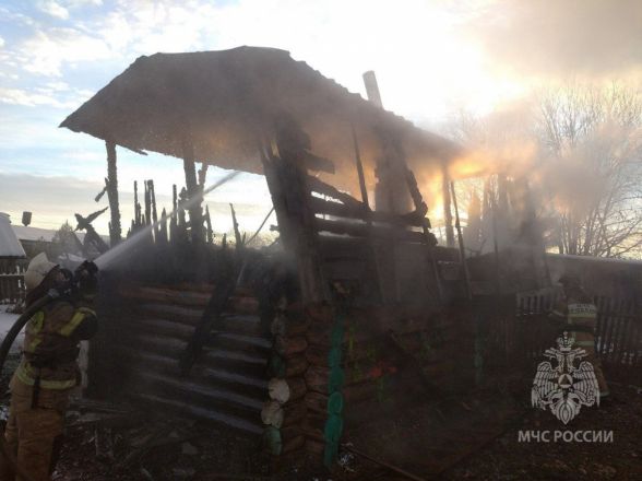 Пожарные около часа тушили горящую баню в Тоншаевском округе - фото 3
