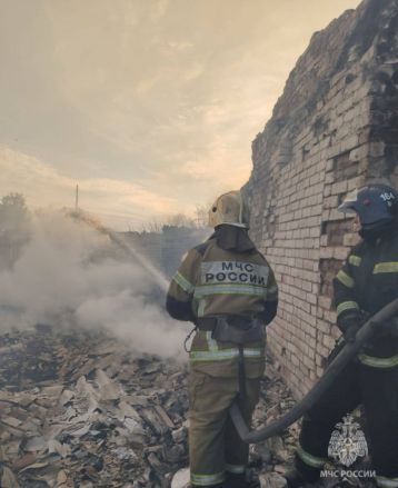 Заброшенное здание загорелось в Шатковском районе - фото 2