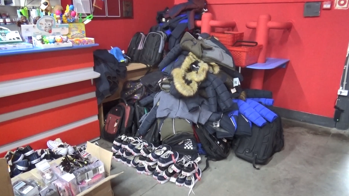 Свыше 10 тысяч единиц контрафактной одежды и обуви изъяли из магазина в Канавинском районе - фото 1