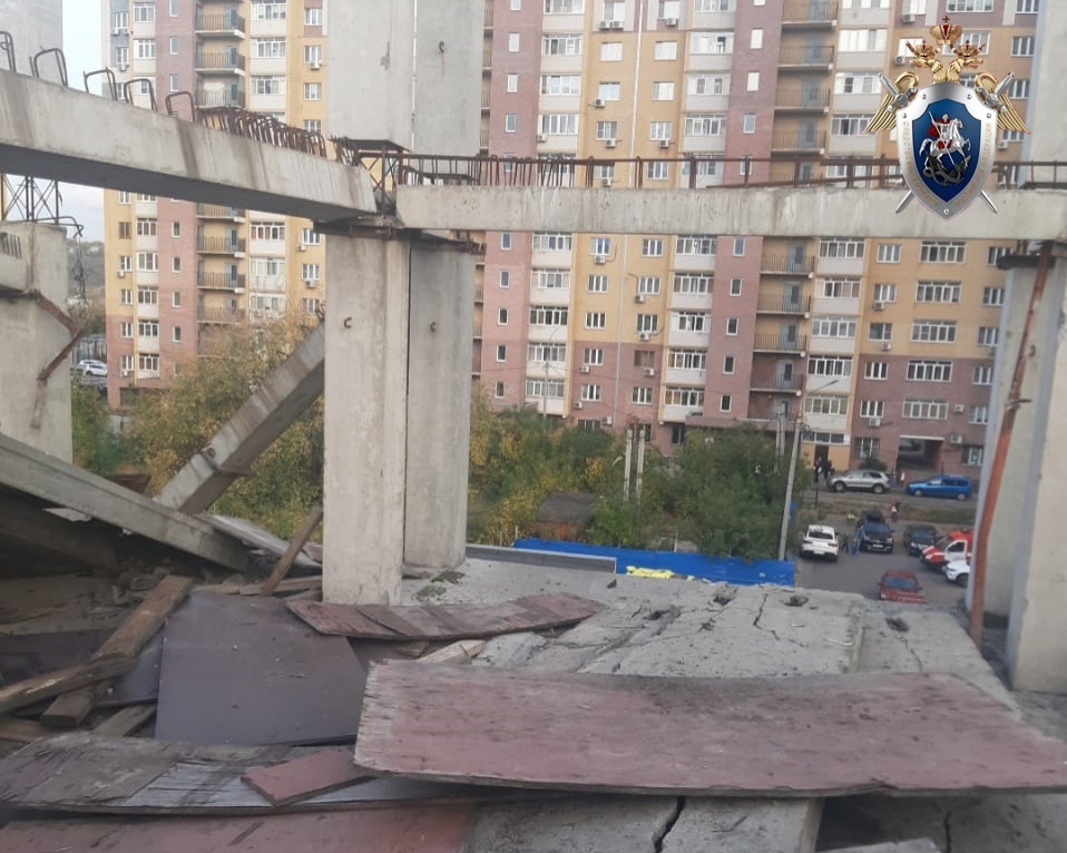 СК назвал причину падения плиты на мужчин в долгострое в Ленинском районе - фото 1