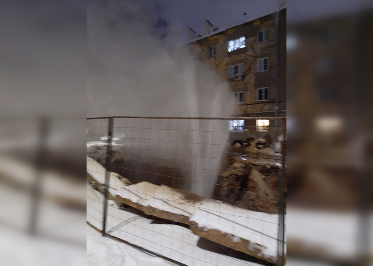 Трубу прорвало на улице Бекетова в Советском районе - фото 1