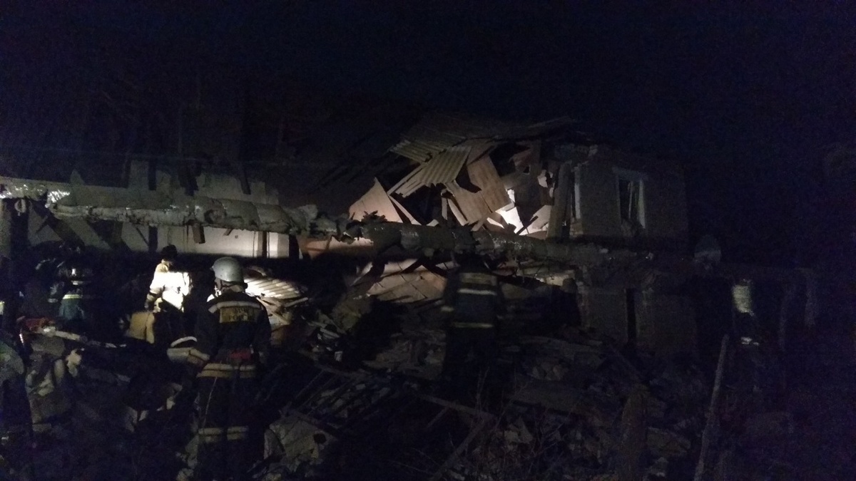 Появилось видео с места обрушения дома в Вачском районе, где погиб один человек и семеро пострадали - фото 1