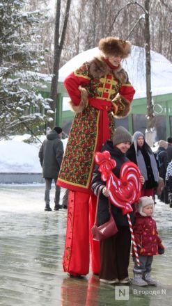С блинами и в сугробах: как прошла Масленица в Нижнем Новгороде — фоторепортаж - фото 30