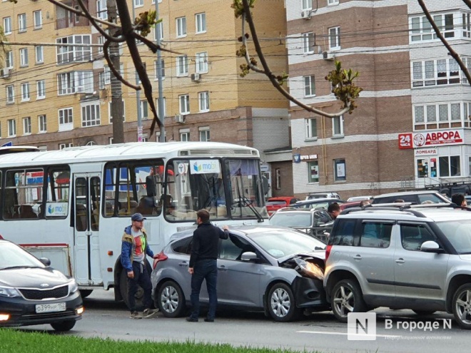 Маршрутка протаранила пять авто на проспекте Гагарина - фото 1