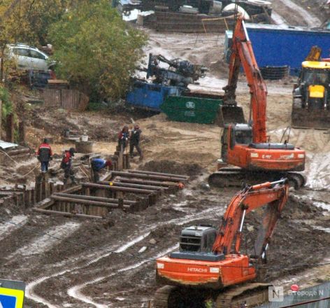 Сорванные сроки и тонна грязи: фоторепортаж со стройки террасного парка в Почаинском овраге - фото 8